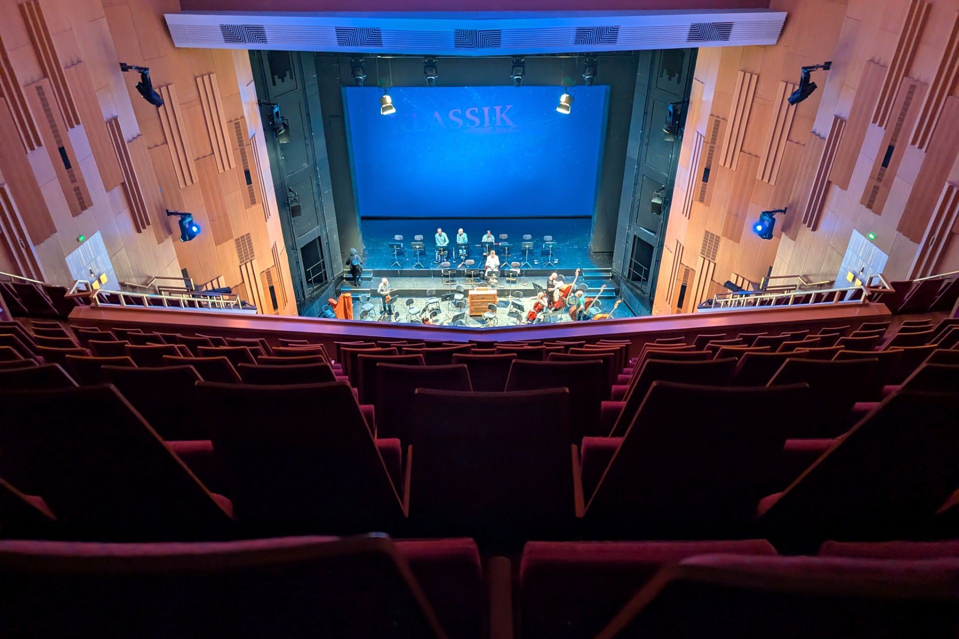 Eingeschränkte Sichtachsen vom Rang in den Orchestergraben