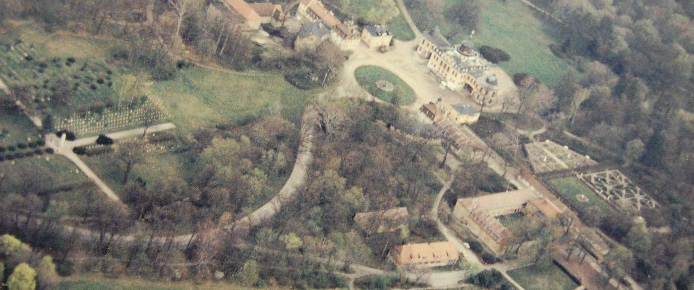 Sowjetische Friedhofsanlage aus der Luft