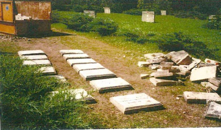 Beseitigung der Grabplatten 1992