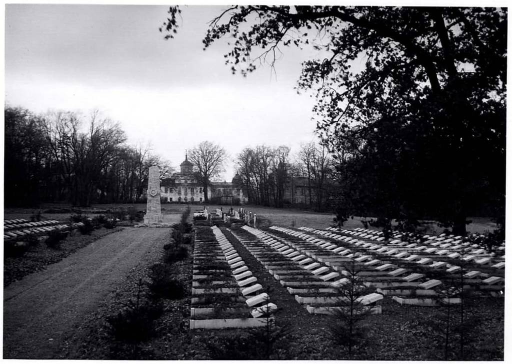 Sowjetischer Friedhof mit Blick auf Schloss Belvedere