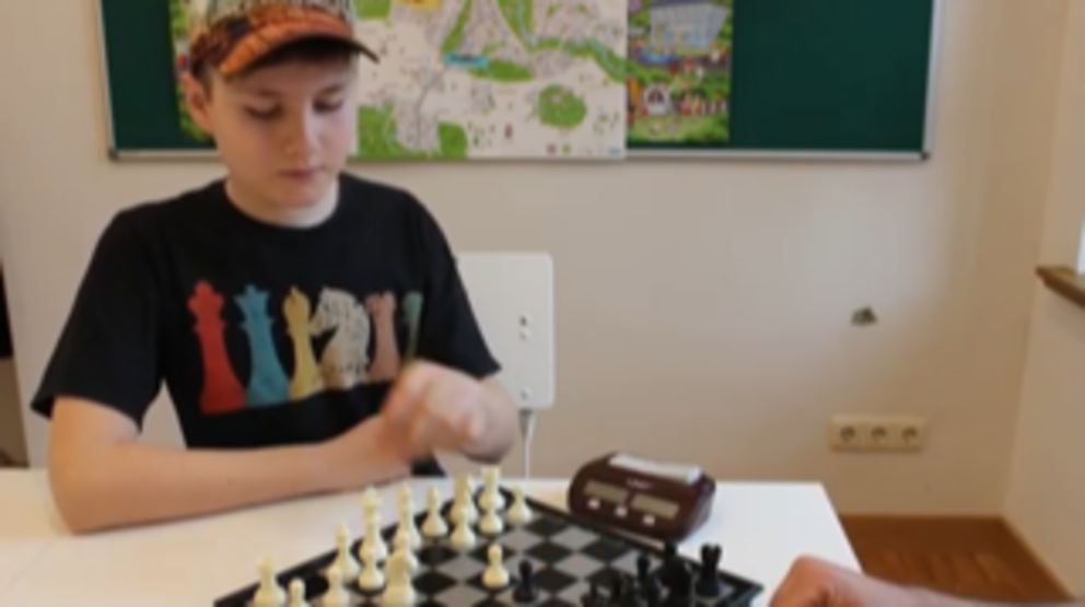 Junge Schach Gruppe. Mit Klick zum Projektvideo. Achtung: du wirst mit Youtube verlinkt.