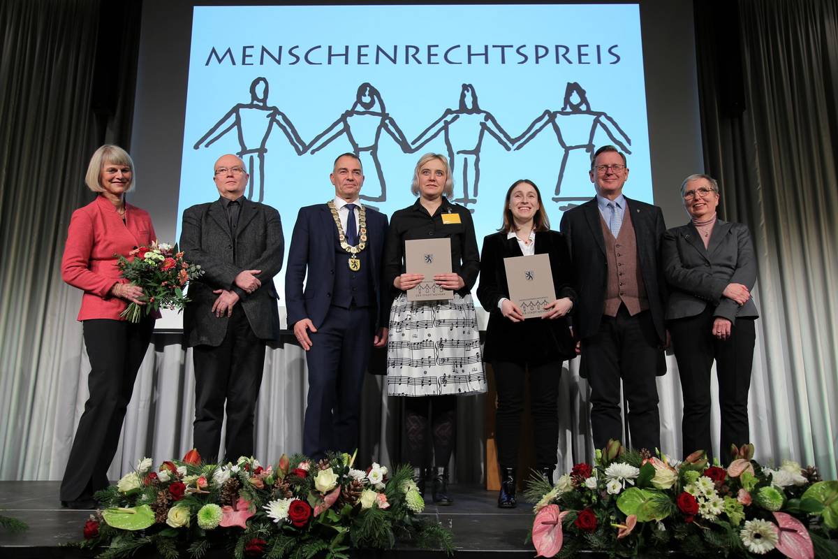 Verleihung des Weimarer Menschenrechtspreises 2022 an Olga Karatch (Belarus) und Prof. Irina Scherbakowa (Russland/Israel, im Bild rechts: Elisaveta Sherbakowa, Tochter der Preisträgerin).
