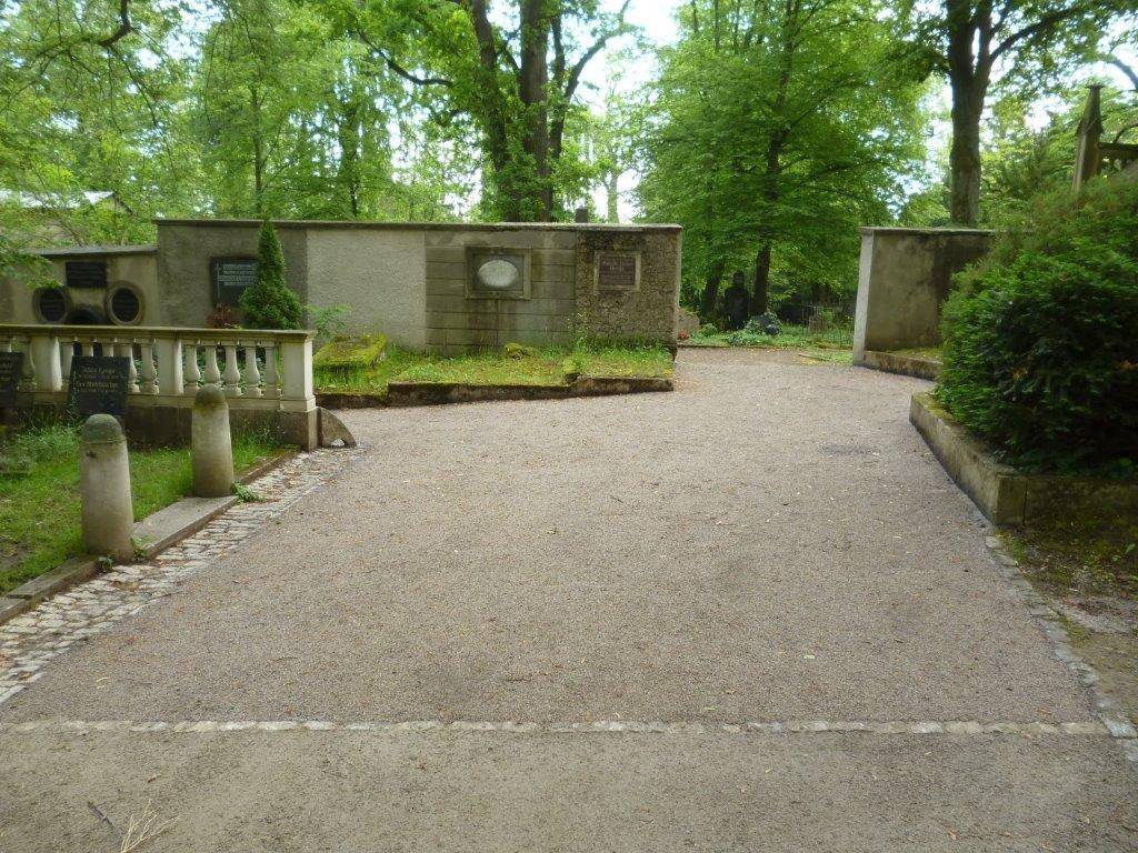 Archivbild: Wegeansicht nach dem 1. BauaIn Fortführung der Wegesanierungsmaßnahmen auf dem Hauptfriedhof Weimar wurde in einem 3. Bauabschnitt der Wegeabschnitt entlang der Historischen Friedhofsmauer auf dem Hauptfriedhof erneuert. bschnitt