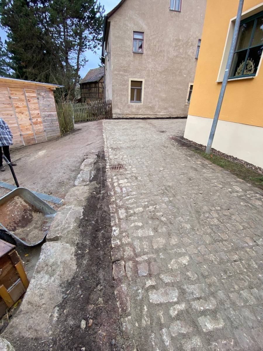 Die Flächen wurden im gleichen ortstypischen Kalksteinpflaster ausgeführt wie der bereits fertiggestellte Abschnitt des Weges zum Friedhof.