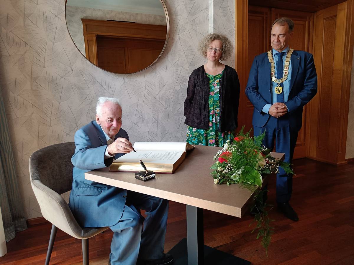 Ehrenbürger Ivan Ivanji trägt sich ins Goldene Buch der Stadt Weimar ein