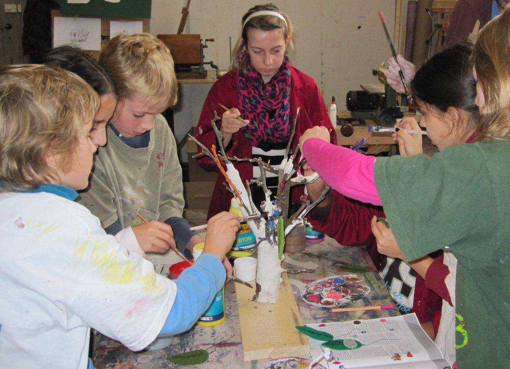 Kinder basteln gemeinsam den Kinderrechtspreis, Archivbild