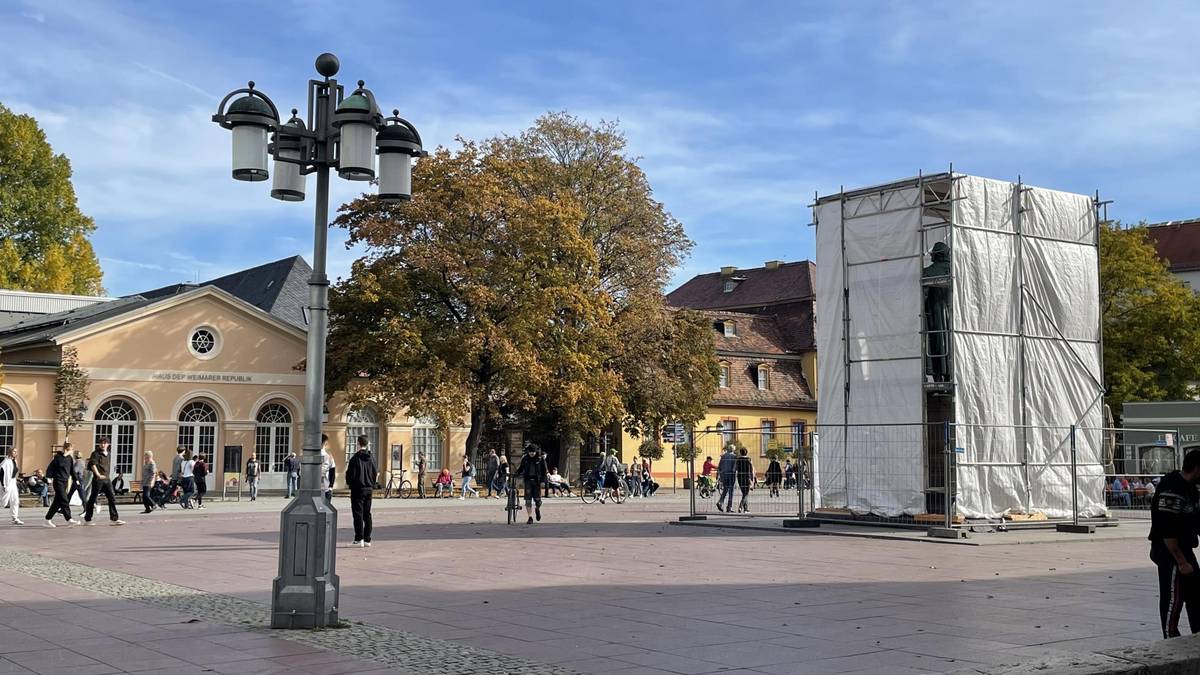 Eingehaustes Denkmal auf dem Theaterplatz