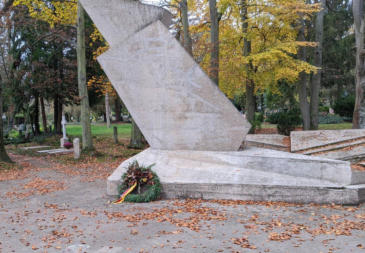 Trauerkranz am Denkmal für die Märzgefallenen auf dem Hauptfriedhof in Weimar, Archivbild.