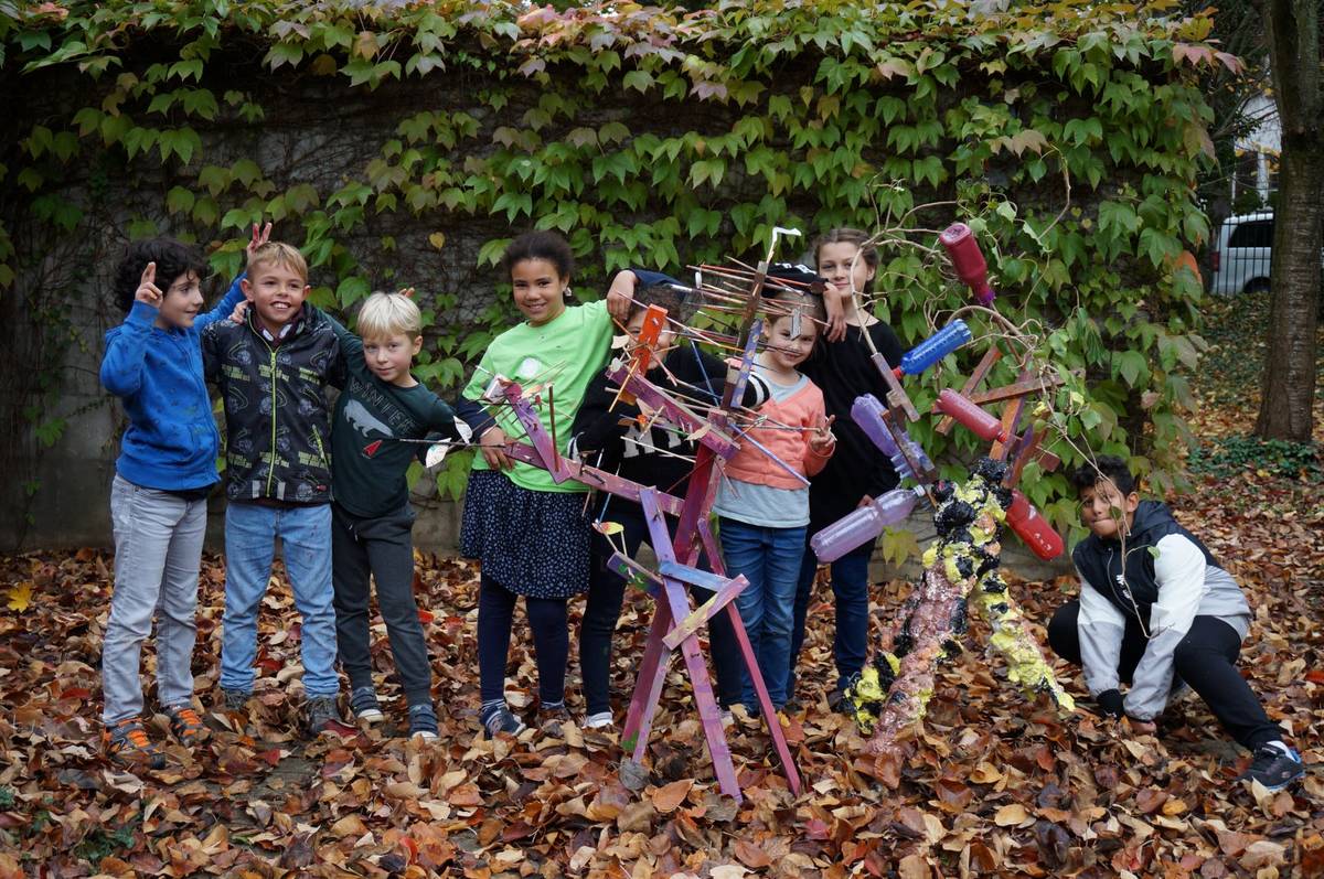 Kinder haben in der Ferienwerkstatt den Kinderrechtspreis gebaut.