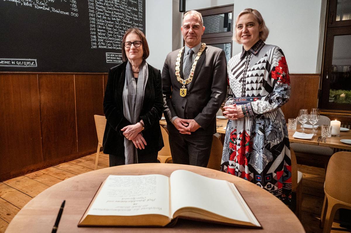 Prof. Irina Scherbakowa, Oberbürgermeister Peter Kleine und Olga Karatch nach dem Eintrag ins Goldene Buch der Stadt.