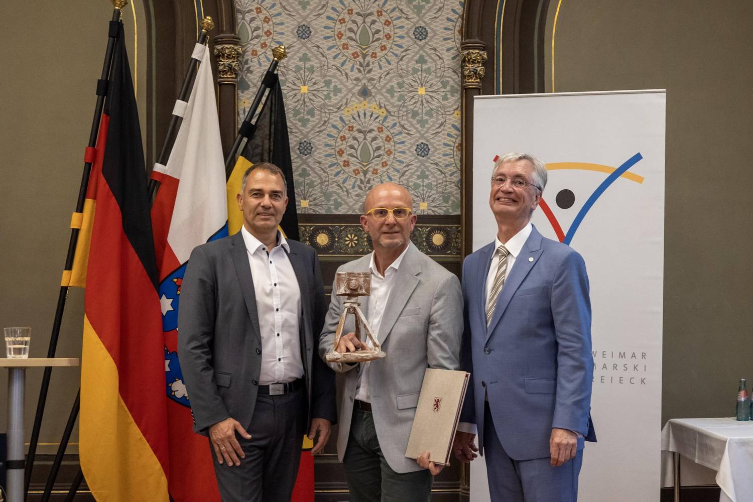 Weimarer-Dreieck-Preis 2023: V.l. Oberbürgermeister Peter Kleine, Preisträger Eric Vazzoler und Dieter Hackmann, Vorsitzender des Weimarer Dreieck e.V.