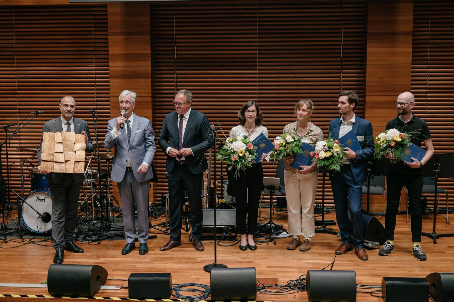 Oberbürgermeister Peter Kleine, Dieter Hackmann (Weimarer Dreieck e.V.) und Ministerpräsident Mario Voigt mit Vertretern und Vertreterinnen des europäischen Jugendprojekts „Jazda!“