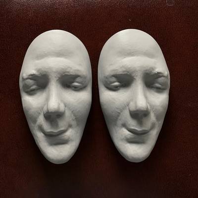 „Zwei Köpfelchen gespiegelt. Aus dem laufenden Prozess. Von einer plastischen Gestalt zu einem digitalen Wesen und zurück.“ 2025