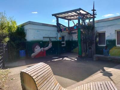 Auf dem Bild ist der Eingangsbereich des Kramaixxo Waggong zu sehen.