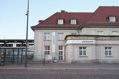 Auf dem Foto ist die Fassade des Stellwerks neben dem Hauptbahnhof zu sehen.