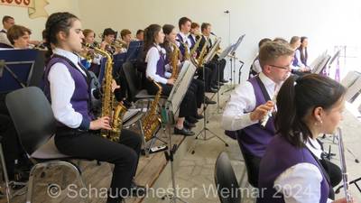 Auf dem Bild sind musizierende Kinder und Jugendliche mit Instrumenten zu sehen.