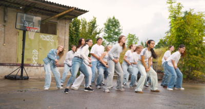 Das Bild zeigt eine Gruppe von tanzenden Kindern und Jugendlichen.