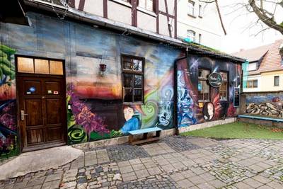 Auf dem Bild ist die Außenfassade des Jugendtreffs zu sehen, sie ist bunt angesprüht wurden.