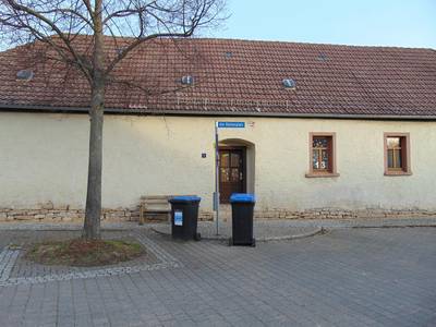 Bild zeigt Außenfassade des Jugendzimmers Niedergrunstedt mit Eingangstür