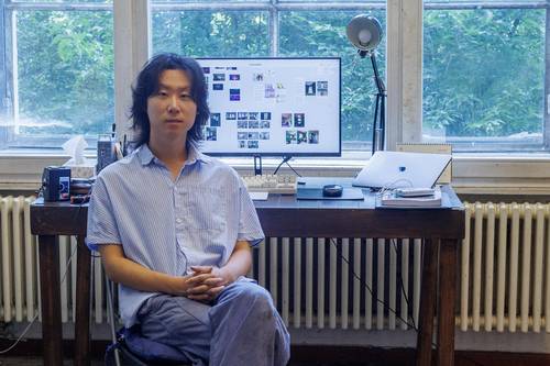 Stipendiat Dino Zhang in seinem Atelier im Städtischen Atelierhaus ©Stadt Weimar Stipendiat Dino Zhang in seinem Atelier im Städtischen Atelierhaus