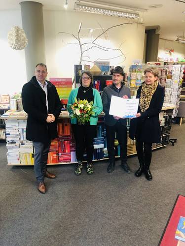 Anlässlich des 20-jährigen Firmenjubiläums überbrachte Oberbürgermeister Peter Kleine der Buchhandlung „Die Eule – Knabes Verlagsbuchhandlung“ Glückwünsche. Anlässlich des 20-jährigen Firmenjubiläums überbrachte Oberbürgermeister Peter Kleine der Buchhandlung „Die Eule – Knabes Verlagsbuchhandlung“ Glückwünsche.