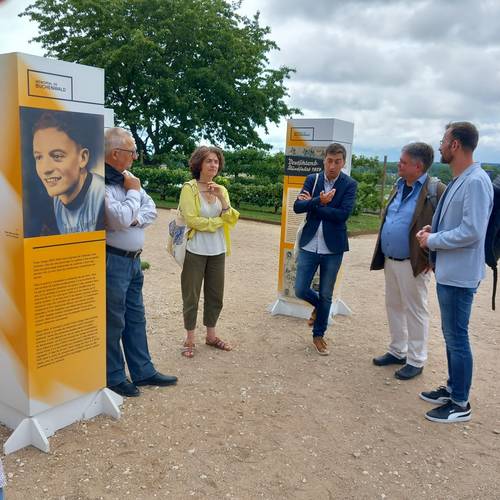 Die Ausstellung fand in einem öffentlichen Park am Rathaus oberhalb der Loire statt und ist eine Kooperation der beiden Partnerstädte und der Gedenkstätte Buchenwald.