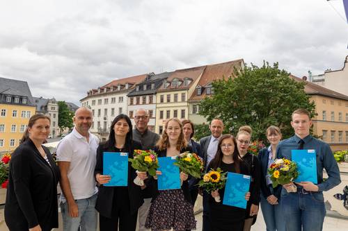 Foto (v.l.n.r.): Sandra Schenk (Sachgebietsleiterin Ordnungs- und Versammlungsrecht, Vertreterin Personalrat), Andre Elchlep (Abteilungsleiter zentr. Bußgeldstelle/Ordnungsdienst), Gina Feistkorn, Bürgermeister Ralf Kirsten, Pia Oberländer, Julia Schurig (Ausbildungsleiterin), Birk Böhme (Amtsleiter Bürger- und Rechtsamt), Nele Prüfer, Lisa Schünemann (Ausbilderin im Bürgerbüro), Laura Wambutt (JAV-Vorsitzende) und Florian Geisler.