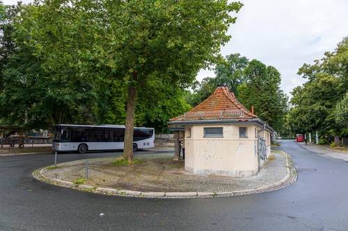 Servicegebäude am Busbahnhof Hoffmann-von-Fallersleben-Straße in Weimar