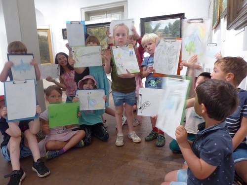 Bäume, Brücken oder Wald: Die Vorschulkinder der Weimarer Kita Sophiengarten zeichneten ihre persönlichen Motive in der aktuellen Gemäldeausstellung.