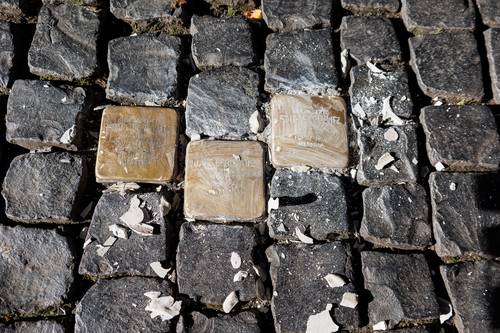 Die drei Stolpersteine zum Andenken an die im Nationalsozialismus verfolgte jüdische Weimarer Familie Berlowitz wurden mit einer gipsähnlichen Masse beschmiert.