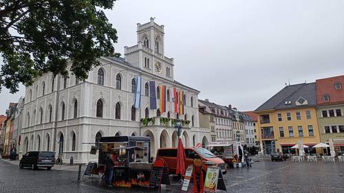 Als Zeichen der Solidarität mit dem Staat Israel und seinen Menschen hisst die Stadt Weimar seit Sonntagmorgen die israelische Flagge am Rathaus.