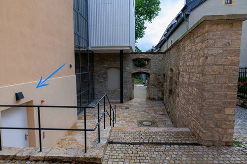 Die Toilettenanlage wurde baulich und technisch vollständig erneuert, der Zugang über die Gasse am Zeughof überarbeitet.