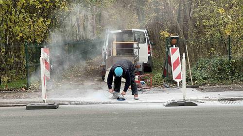 Rechtzeitig vor dem ersten Schnee dieses Winters konnten an drei Orten in Weimar Bordsteinabsenkungen an Fahrradwegen umgesetzt werden.