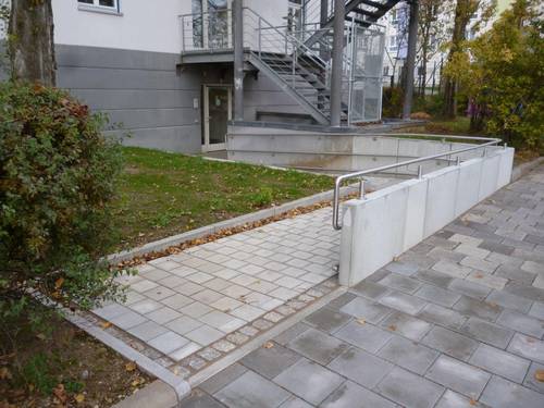 Neuer barrierefreier Zugang zum Gebäude