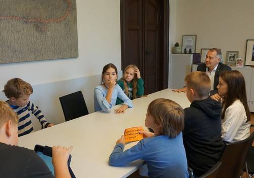 Kinder zu Besuch bei Oberbürgermeister Peter Kleine