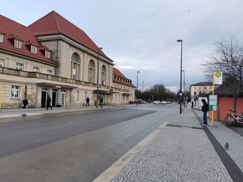 Sanierung der Fahrbahn und Ausbau barrierefreier Bushaltestellen. (Stand Januar 2025)