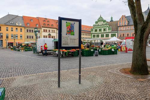 Neuer Schaukasten auf dem Markt