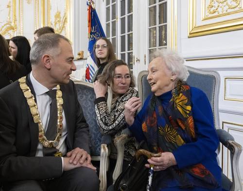 Oberbürgermeister Peter Kleine im Gespräch mit Jacqueline Fleury, Übersetzung: Franka Günther (Mitte)