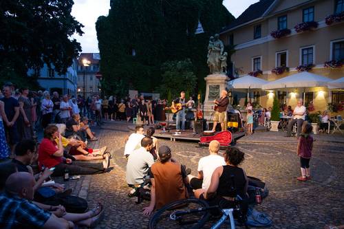 Das Duo SahnRapid am Donndorf-Brunnen zur Fête de la Musique 2023