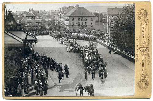 Festumzug am Sophienstiftsplatz (Blick nach Westen) aus Anlass der Goldenen Hochzeit von Sophie und ihrem Gemahl Carl Alexander im Jahr 1892.