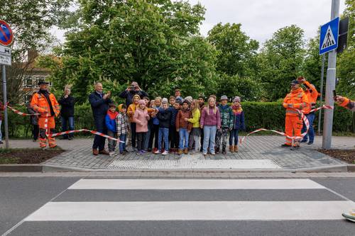 Schulkinder der Grundschule “Louis Fürnberg“ bei der Einweihung des neuen Überweges