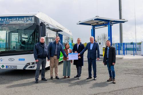 Kai Stodollik (Bereichsleiter Nahverkehr Stadtwirtschaft Weimar), Bernd Wagner (Geschäftsführer Stadtwirtschaft Weimar), Dr. Claudia Kolb (Beigeordnete für Bauen und Stadtentwicklung der Stadt Weimar), Peter Kleine (Oberbürgermeister Stadt Weimar), Jörn Otto (Geschäftsführung Stadtwerke/Stadtwirtschaft Weimar), Silvio Brückner (Bereichsleiter Werkstatt, Stadtwirtschaft Weimar) nehmen den Förderscheck in Empfang.