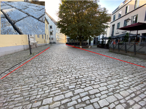 Vorgesehen ist der Ersatz des Pflasters zwischen dem Traufpflaster des Gelben Schlosses und der Rinne vor Kawa und dem Residenz Café.