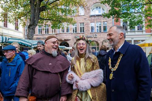 Die gute Stimmung auf dem Zwiebelmarkt steckt an