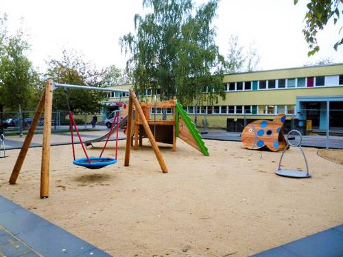Sanierter Spielplatz Warschauer Straße kurz vor der Freigabe