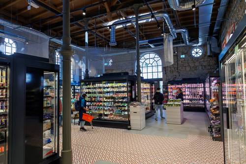 Historische Schlachthalle trifft modernes Design.