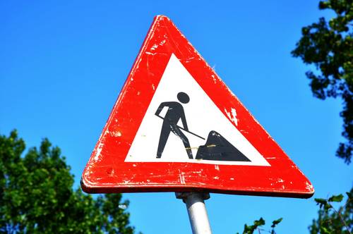 Ein Warnschild weist auf Bauarbeiten hin