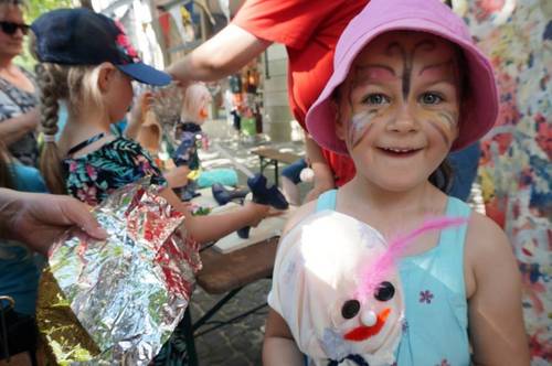 Kind beim Straßenfest