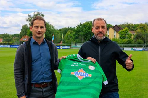 SC03-Trainer Holger Orlamünde und Geschäftsstellenleiter Olaf Deregowski mit dem Sondertrikot für die Spieler. Ausnahmsweise sind die Trikots mit den Spielernamen beflockt - eine schöne Erinnerung an das sportliche Highlight.