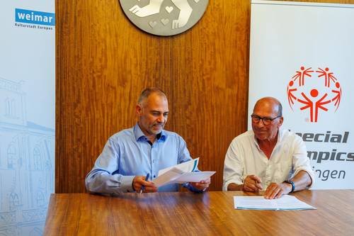 Oberbürgermeister Peter Kleine und Rolf Beilschmidt, Präsident der Special Olympics Thüringen unterzeichnen den Letter of Intent
